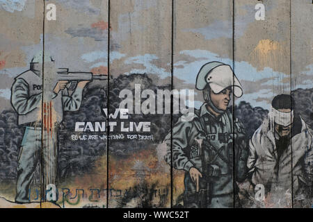 Un grand graffito montre que les soldats israéliens ont arrêté un palestinien aveuglément et porte le message : « nous ne pouvons pas vivre, nous attendons donc la mort. » Peint sur la barrière ou le mur de séparation à Aida, il a également écrit «Ayda, un camp de réfugiés palestiniens situé à 2 kilomètres au nord de Bethléem, dans le centre de la Cisjordanie, établi en 1950 par des réfugiés des régions de Jérusalem et d'Hébron. Territoires palestiniens, Israël Banque D'Images