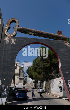 Un énorme, fer à repasser, une clé de retour" repose sur la porte d'entrée pour le camp de réfugiés de Aida au nord de Bethléem en Cisjordanie centrale, créé en 1950 par des réfugiés de la région d'Hébron et Jérusalem. De telles clés symbolisent celles conservées comme souvenirs par de nombreux Palestiniens qui ont quitté leurs foyers en 1948 et sont des symboles palestinienne de soutien au droit de retour. Banque D'Images