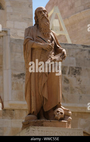Statue de Saint Jérôme (Jérôme) à la cour de l'Église ou Chapelle de Sainte Catherine situé à côté de la partie nord de l'église de la Nativité, ou Basilique de la Nativité, traditionnellement admis par les chrétiens à être le lieu de naissance de Jésus Christ dans la ville cisjordanienne de Bethléem dans l'Autorité autonome palestinienne Israël Banque D'Images