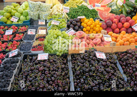 Les cerises et autres fruits à la vente à un marché Banque D'Images