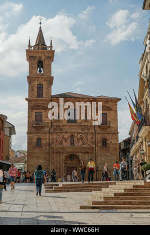 Oviedo, Espagne - 04.09.2019 EDITORIAL : les gens à pied dans le square près de la mairie et l'ancienne église de San Isidoro. Les bâtiments historiques de la ville Banque D'Images