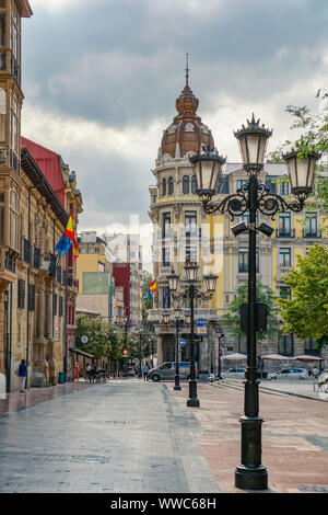 Oviedo, Espagne - 07.09.2019 EDITORIAL : rue avec les lanternes et les bâtiments anciens. Bâtiments historiques locales People walking Banque D'Images