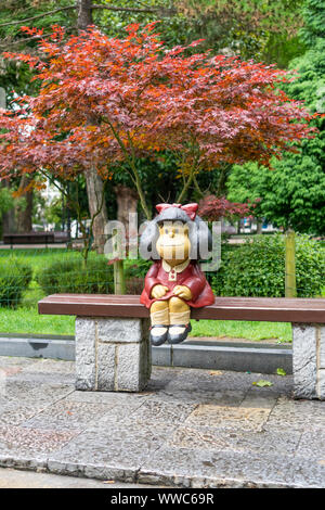 Oviedo, Espagne - 15.08.2019 EDITORIAL : Statue d'une fille Mafalda dans San Francisco Park. Les attractions de la ville Banque D'Images