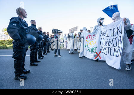 Francfort, Allemagne. 15 Sep, 2019. 15 septembre 2019, Hessen, Frankfurt/Main : Les militants de "l'engrenage" et en bloquer l'entrée ouest de l'IAA et faire face à la police. Dpa : Crédit photo alliance/Alamy Live News Banque D'Images