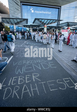 Francfort, Allemagne. 15 Sep, 2019. 15 septembre 2019, Hessen, Frankfurt/Main : Les militants de "l'engrenage" et en bloquer l'entrée ouest de l'IAA et ont écrit des slogans sur la rue. Dpa : Crédit photo alliance/Alamy Live News Banque D'Images