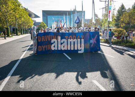 Francfort, Allemagne. 15 Sep, 2019. 15 septembre 2019, Hessen, Frankfurt/Main : militants de 'set dans le bloc des œuvres l'entrée ouest de l'IAA. Dpa : Crédit photo alliance/Alamy Live News Banque D'Images