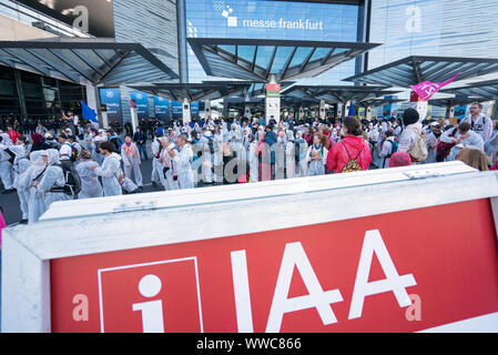 Francfort, Allemagne. 15 Sep, 2019. 15 septembre 2019, Hessen, Frankfurt/Main : militants de 'set dans le bloc des œuvres l'entrée ouest de l'IAA. Dpa : Crédit photo alliance/Alamy Live News Banque D'Images