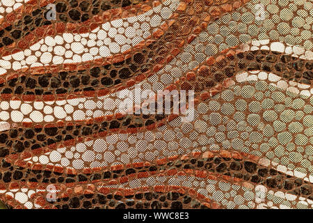 Cuir gaufré, motif de leopard, close-up, de la texture et du rayonnement naturel, tendance de la mode de jungle, teintes brunes exotiques à la mode, patte Banque D'Images