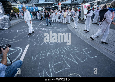 Francfort, Allemagne. 15 Sep, 2019. 15 septembre 2019, Hessen, Frankfurt/Main : Les militants de "l'engrenage" et en bloquer l'entrée ouest de l'IAA et ont écrit des slogans sur la rue. Dpa : Crédit photo alliance/Alamy Live News Banque D'Images