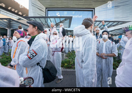 Francfort, Allemagne. 15 Sep, 2019. 15 septembre 2019, Hessen, Frankfurt/Main : militants de 'set dans le bloc des œuvres l'entrée ouest de l'IAA. Dpa : Crédit photo alliance/Alamy Live News Banque D'Images