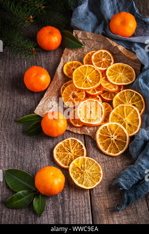 Oranges Mandarines fraîches, séchées et l'arbre de Noël sur une vieille table en bois Banque D'Images