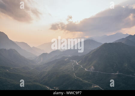 Coucher de soleil sur la route de montagne de Tram Ton pass, pic Fansipan à Sapa, Vietnam Banque D'Images