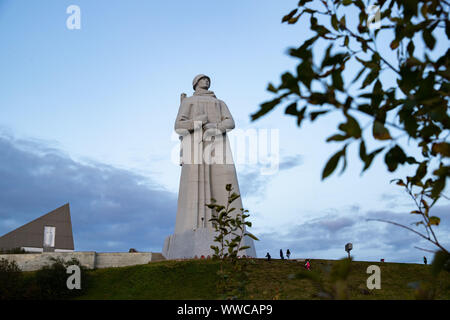 Mourmansk. Sep 12, 2019. Photo prise le 12 septembre 2019 montre le Monument des défenseurs de l'Arctique soviétique pendant la Grande guerre patriotique, également connu sous le nom de Aliocha, dans le cercle arctique, port de la ville de Mourmansk, en Russie. Credit : Bai Xueqi/Xinhua/Alamy Live News Banque D'Images