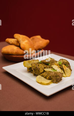 Poulet mariné plat indien cafreal avec beaucoup de feuilles de coriandre coriandre, gingembre)(, l'ail,le jus de lime ainsi que des épices sèches et servi avec pain Banque D'Images