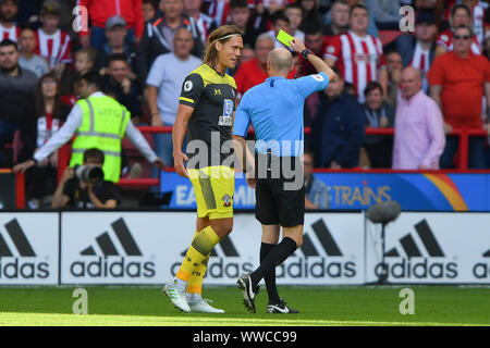 Sheffield, Royaume-Uni. 14 septembre 2019. Arbitre Lee Mason montre une carte jaune à Southampton defender Jannik Vestergaard au cours de la Premier League match entre Sheffield United et Southampton à Bramall Lane, Sheffield le samedi 14 septembre 2019. (Crédit : Jon Hobley | MI News) Credit : MI News & Sport /Alamy Live News Banque D'Images