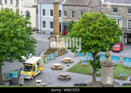 Castletown, Ile de Man, le 15 juin 2019. À la recherche de Castle Rushen, sur la place du marché de Castletown avec Ice cream van Banque D'Images