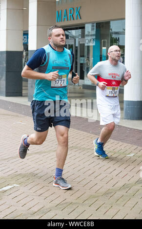 Mansfield, au Royaume-Uni. 15 Sep, 2019. Ben Bradley le conservateur Député de Mansfield et un fervent partisan de la British H Boris Johnson, en compétition dans la course 10K Mansfield. Être une minorité Mansfield seat qui ont voté dans l'UNION EUROPÉENNE Référendum à repartir avec une majorité de 70,9  % sera une bataille à la prochaine élection générale. Credit : Alan Keith Beastall/Alamy Live News Banque D'Images