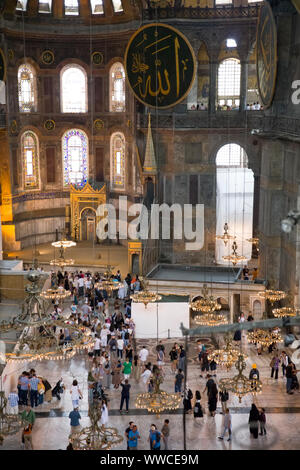 ISTANBUL, TURQUIE - le 18 juin 2019 : personnes non identifiées à l'intérieur de Sainte-sophie à Istanbul, Turquie. Depuis presque 500 ans, a servi de Sainte-sophie Banque D'Images