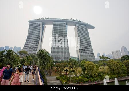 15 Sep 2019 à Singapour. Le soleil a du mal à voir à travers le brouillard à la Marina Bay Sands Hotel. Les niveaux de pollution restent élevés que le smog de la combustion de l'Indonésie continue de s'attarder sur le pays de la Singapour. Credit : Ed Brown/Alamy Live News Banque D'Images