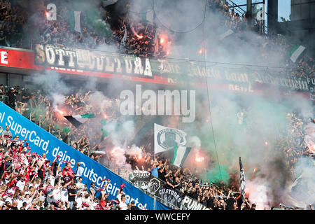 Cologne, Allemagne. 14Th Sep 2019. Football, Bundesliga, 1er FC Cologne - Borussia Mönchengladbach, 4e journée dans le stade RheinEnergie : Gladbach fans brûler la pyrotechnie. Dans l'explosion d'un pétard, qui avait jeté des fans de la Cologne bloc vers le terrain de jeu, douze personnes, dont les responsables et les photographes, ont été blessés et transportés à l'hôpital avec suspicion de bang traumatismes. Credit : Federico Gambarini/dpa/Alamy Live News Banque D'Images