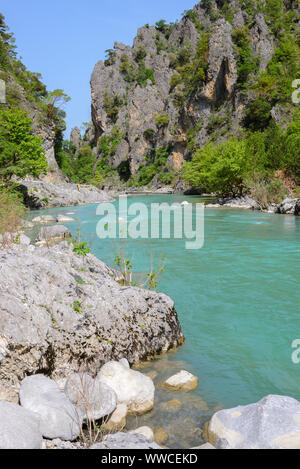 La rivière Aoos à Konitsa, Grèce Banque D'Images