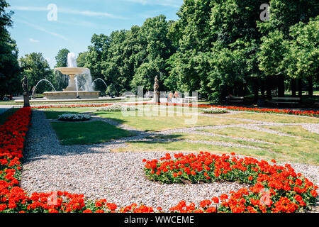 Fontaine de jardin Saxon au printemps à Varsovie, Pologne Banque D'Images