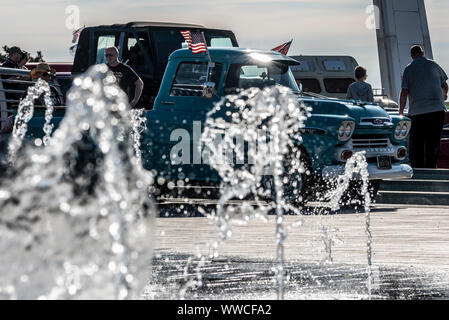 Classic and vintage cars ont dirigé le long du front de mer de la ville balnéaire de prendre part à un "show 'n' shine" événement à City Beach sur Marine Parade à Southend on Sea, Essex. Le Royaume-Uni s'est levé par temps clair, chaud et ensoleillé. Apache Chevrolet pickup près de la fontaine Banque D'Images