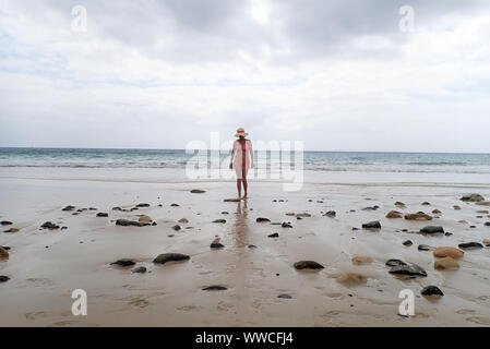 Jeune femme plage à pied l'île de Porto Santo Madère Portugal Europe Banque D'Images