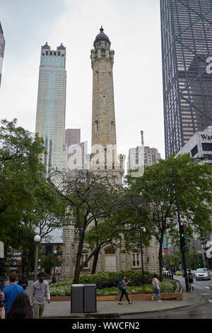 Chicago Water Tower sur North Michigan Avenue Magnificent Mile sur un temps couvert humide à Chicago Illinois USA Banque D'Images