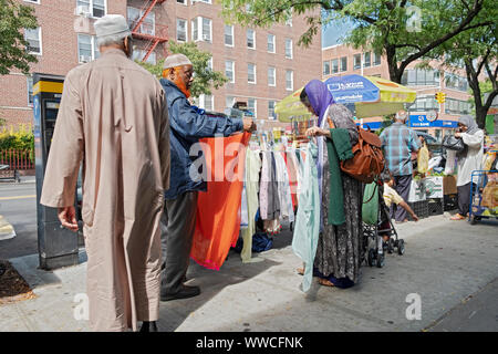 Les familles musulmanes shopping par les marchands sur 37th Avenue à Jackson Heights, Queens, New York. Banque D'Images