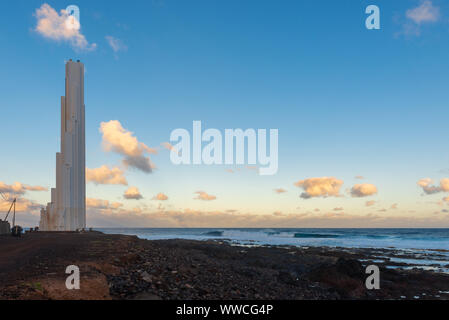 Phare de Punta del Hidalgo au lever du soleil, l'île de Ténérife, Espagne Banque D'Images