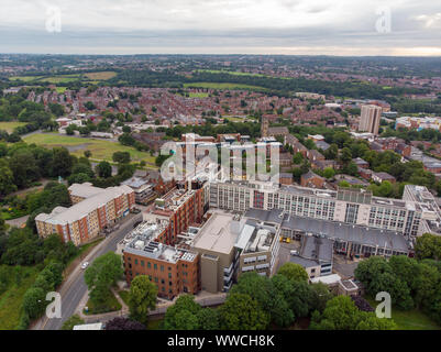 Photo aérienne de la ville de Leeds Headingley, montrant le célèbre Leeds University Student campus et le centre-ville du West Yorkshire, typique Britis Banque D'Images