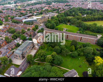 Photo aérienne de la ville de Leeds Headingley, montrant le célèbre Leeds University Student campus et le centre-ville du West Yorkshire, typique Britis Banque D'Images