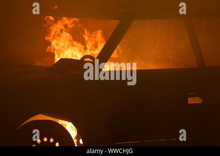 Düsseldorf, Allemagne. 15 Sep, 2019. Un véhicule est debout sur l'A46 autoroute pendant un exercice d'incendie par les pompiers de Düsseldorf dans le tunnel autoroutier Wersten. Les pompiers de répéter la situation d'urgence et d'examiner les concepts existants pour lutter contre les incendies dans les tunnels routiers. Crédit : David Young/dpa/Alamy Live News Banque D'Images