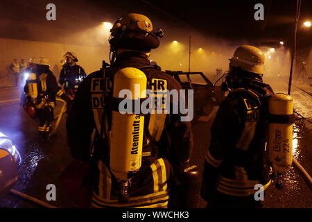 Düsseldorf, Allemagne. 15 Sep, 2019. Les pompiers sont debout devant un véhicule lors d'un exercice d'incendie par les pompiers de Düsseldorf dans le tunnel autoroutier Wersten sur l'autoroute A46. Les pompiers de répéter la situation d'urgence et d'examiner les concepts existants pour lutter contre les incendies dans les tunnels routiers. Crédit : David Young/dpa/Alamy Live News Banque D'Images