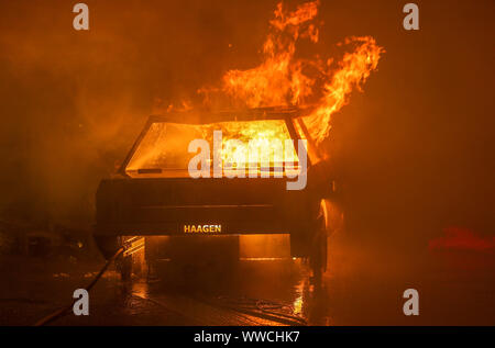 Düsseldorf, Allemagne. 15 Sep, 2019. Un véhicule est debout sur l'A46 autoroute pendant un exercice d'incendie par les pompiers de Düsseldorf dans le tunnel autoroutier Wersten. Les pompiers de répéter la situation d'urgence et d'examiner les concepts existants pour lutter contre les incendies dans les tunnels routiers. Crédit : David Young/dpa/Alamy Live News Banque D'Images