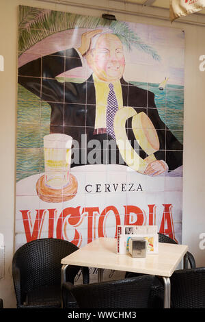 Les carreaux de céramique peinture publicitaire de la bière Victoria de Málaga. L'Andalousie, espagne. Banque D'Images
