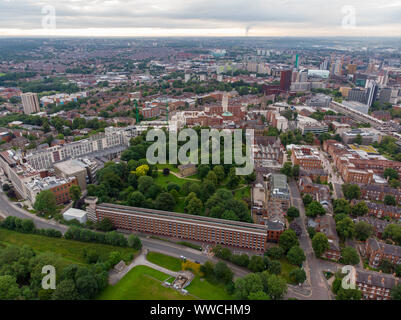 Photo aérienne de la ville de Leeds Headingley, montrant le célèbre Leeds University Student campus et le centre-ville du West Yorkshire, typique Britis Banque D'Images