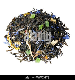 Une grande feuille de thé vert, pétales de bleuet, pétales de tournesol, fruits confits colorés close-up. Banque D'Images
