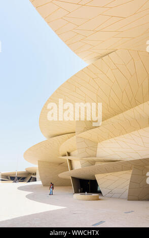 Les touristes au desert rose repère architectural inspiré du Musée national du Qatar, Doha, Qatar Banque D'Images