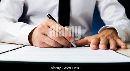 Image Gros plan sur l'échelle de l'entreprise et signer un document ou d'un contrat. Banque D'Images
