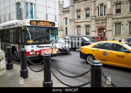 Bus et taxi jaune coincé dans le trafic sur North Michigan Avenue Chicago Illinois USA Banque D'Images