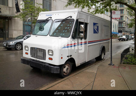 Usps united states postal service delivery truck en stationnement sur rue au centre-ville de Chicago Illinois USA Banque D'Images