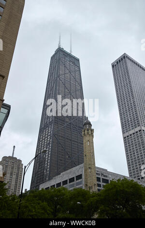 John Hancock Center, recouvert de nuages dans l'eau de la tour clocher et Water Tower Place gratte-ciel sur la journée nuageuse à Chicago Illinois USA Banque D'Images