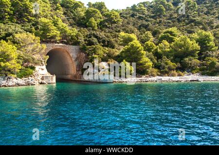 Bunker sous-marin et l'expédition sur l'île de Lastovo, Croatie. Bunker en béton pour l'abri de sous-marins dans la mer Adriatique. Voyager sur un yacht en Croatie. Banque D'Images