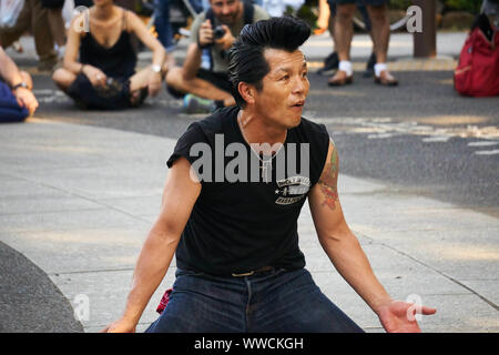 Un Japonais membre des étrangers, un Tokyo Rockabilly Club, danse au parc Yoyogi à Shibuya, Tokyo, Japon, un dimanche après-midi ensoleillé d'été. Banque D'Images