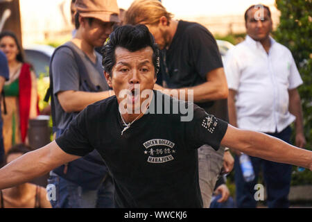 Un Japonais membre des étrangers, un Tokyo Rockabilly Club, danse au parc Yoyogi à Shibuya, Tokyo, Japon, un dimanche après-midi ensoleillé d'été. Banque D'Images