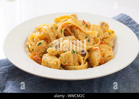 Des nouilles poulet curry avec du chili et des légumes Banque D'Images