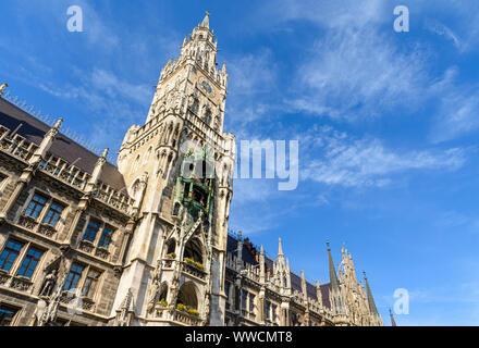 Détail de la nouvelle ville néo-gothique située sur la place Marienplatz, Munich, Bavière, Allemagne Banque D'Images