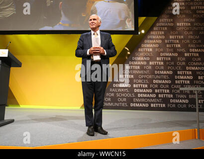 L'ancien leader Libdem Sir Vince Cable reçoit des applaudissements après un discours au cours de la conférence d'automne des démocrates libéraux au Centre International de Bournemouth. Banque D'Images